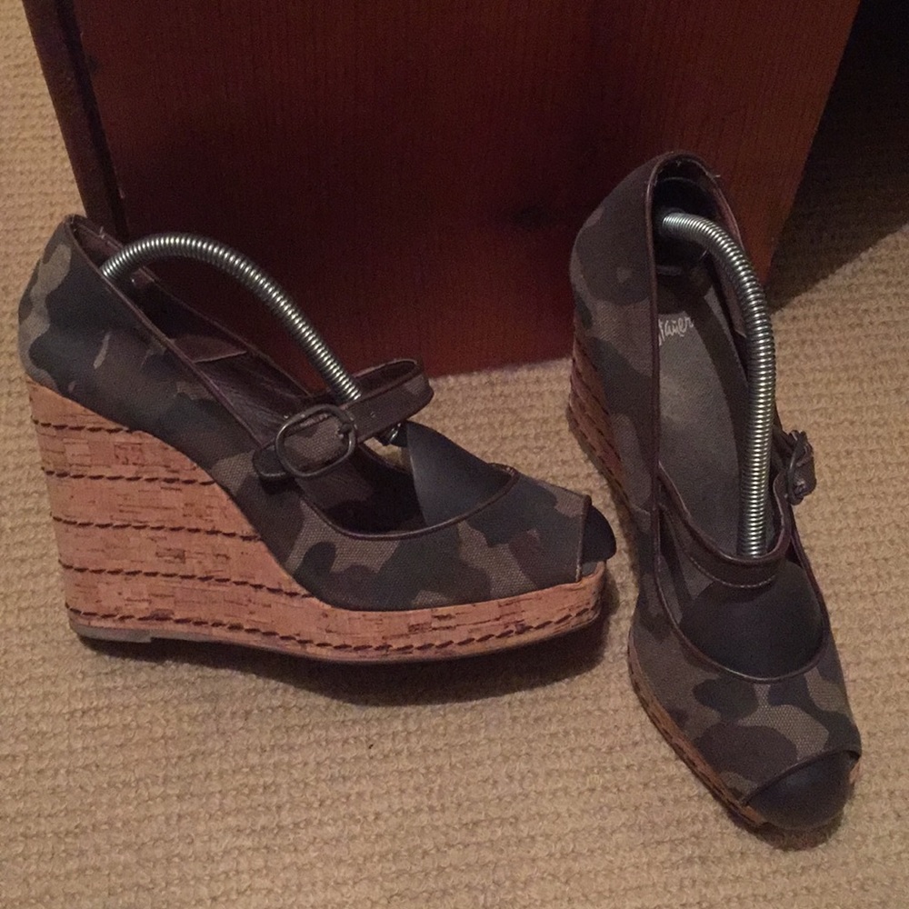 Green Castańer camouflage peeptoe wedge espadrille